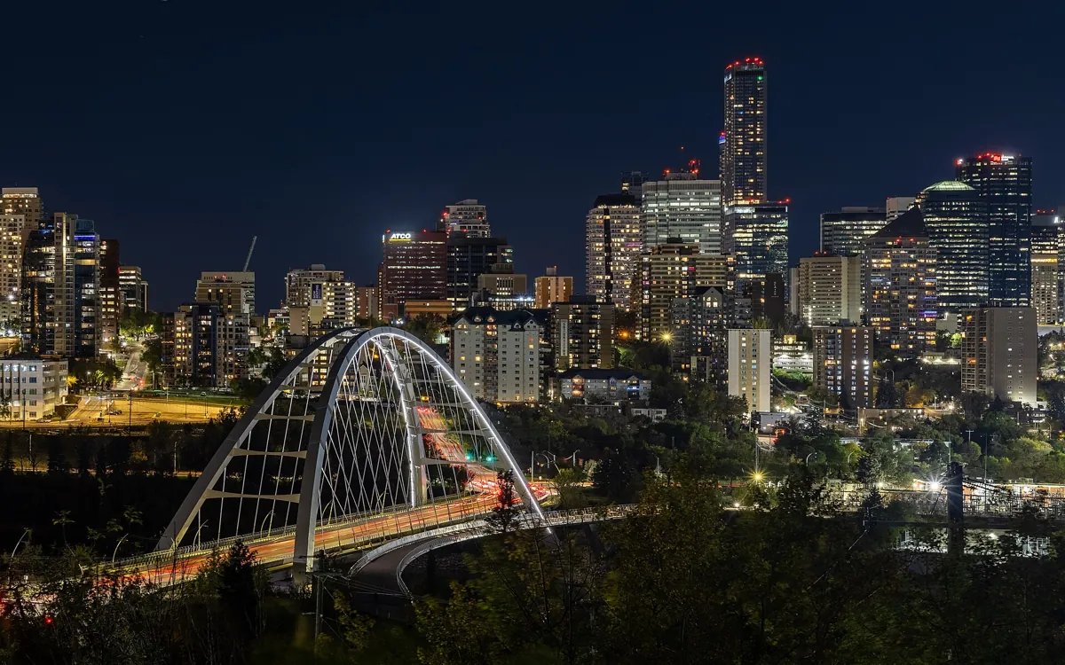 Edmonton et son pont illuminé la nuit