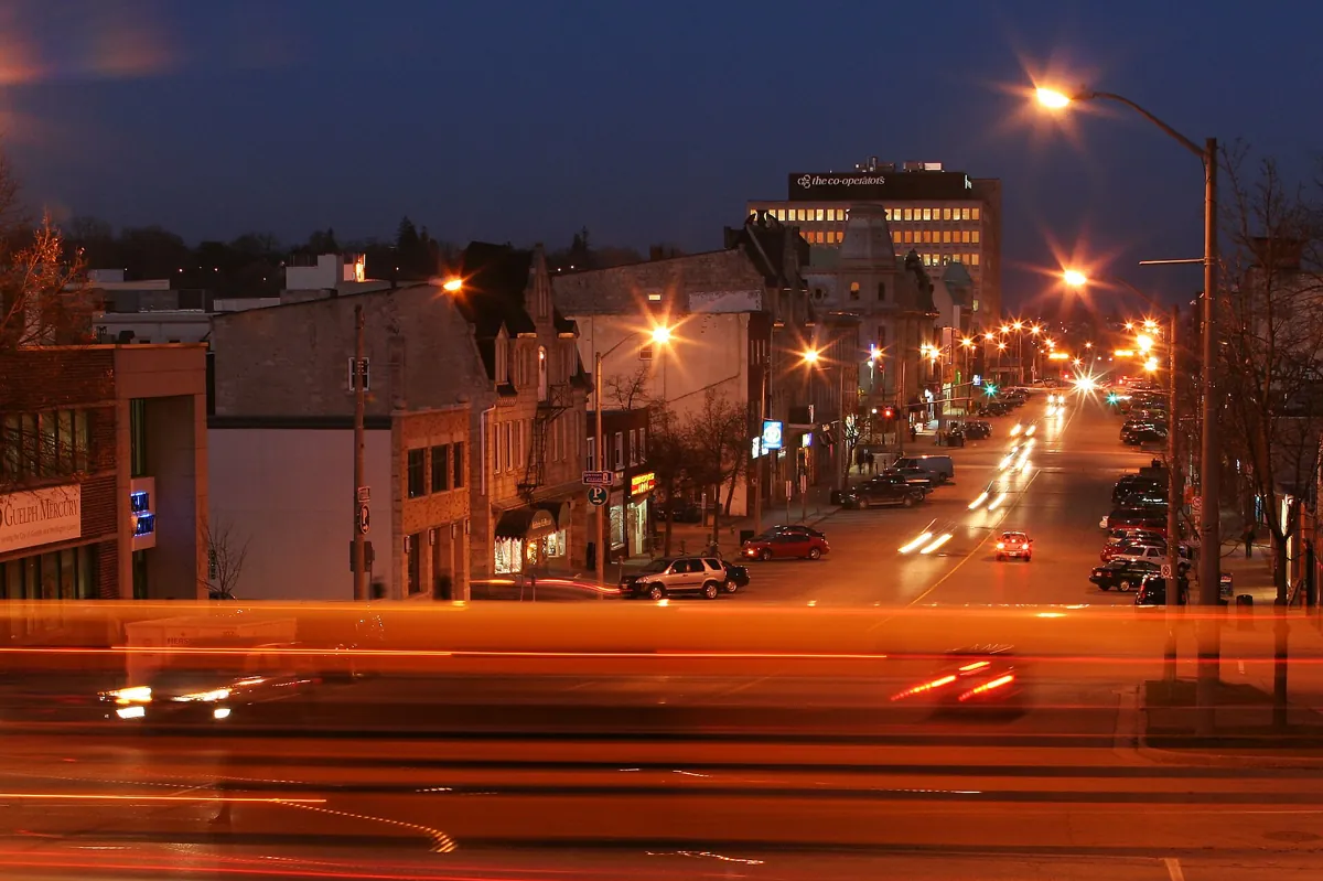 Une rue du centre-ville de Guelph la nuit