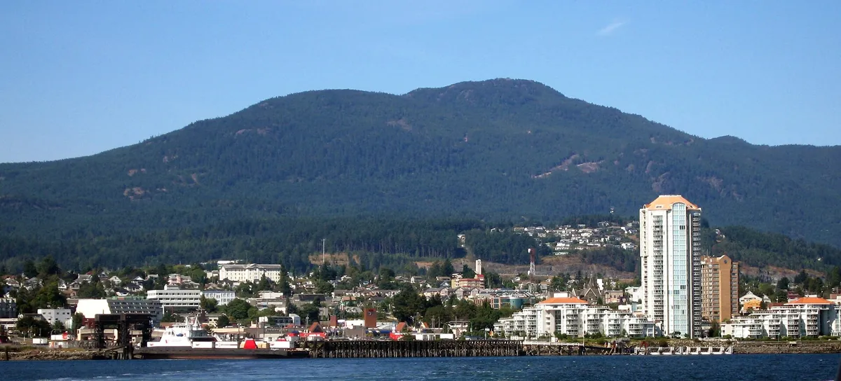 Nanaimo et le mont Benson depuis le front de mer