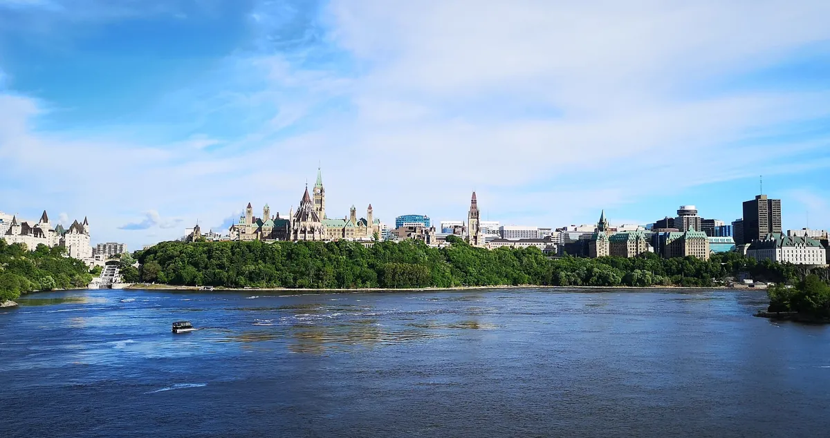 Le Parlement d’Ottawa au-dessus de la rivière des Outaouais