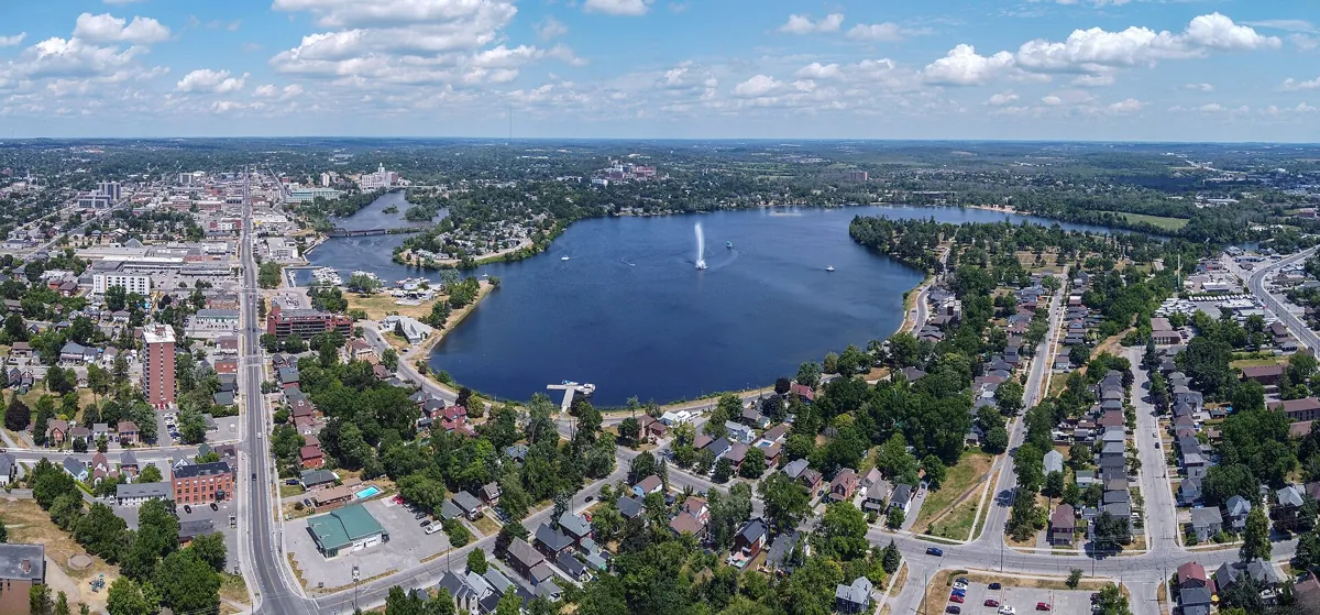 Vue aérienne de Peterborough et de son lac