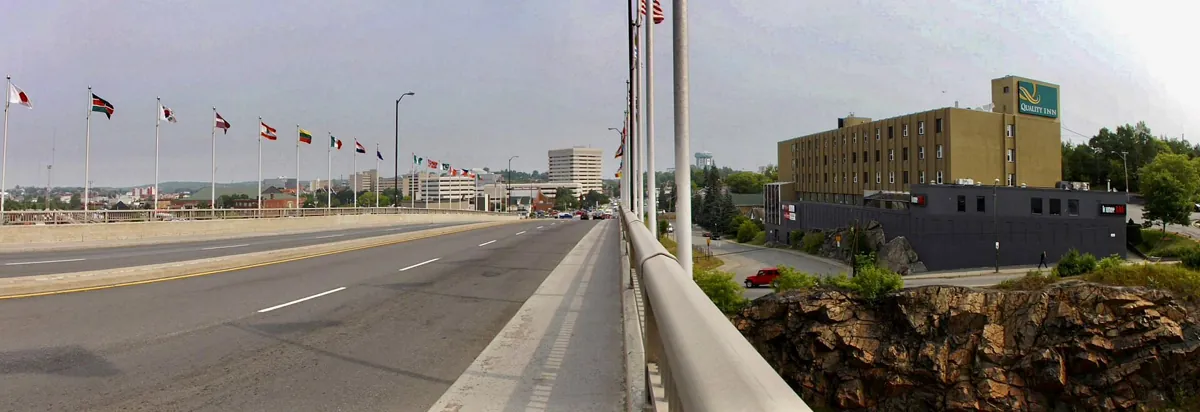 Le pont des Nations et ses drapeaux à Sudbury