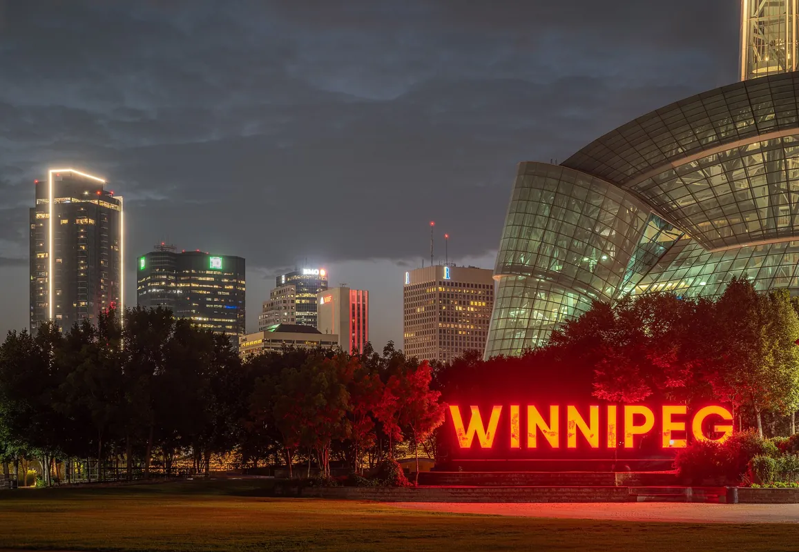 Enseigne Winnipeg illuminée et panorama urbain nocturne